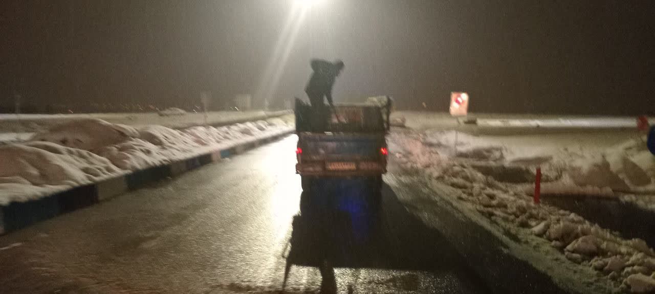 حمل و نقل روان در روزهای برفی ذوب‌آهن اصفهان با همت شبانه‌روزی تلاشگران شرکت