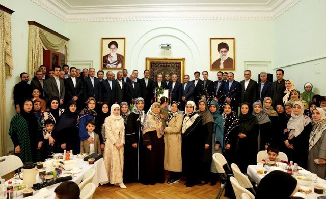عراقچی با تعداد از ایرانیان مقیم ارمنستان دیدار کرد عراقچی با تعداد از ایرانیان مقیم ارمنستان دیدار کرد