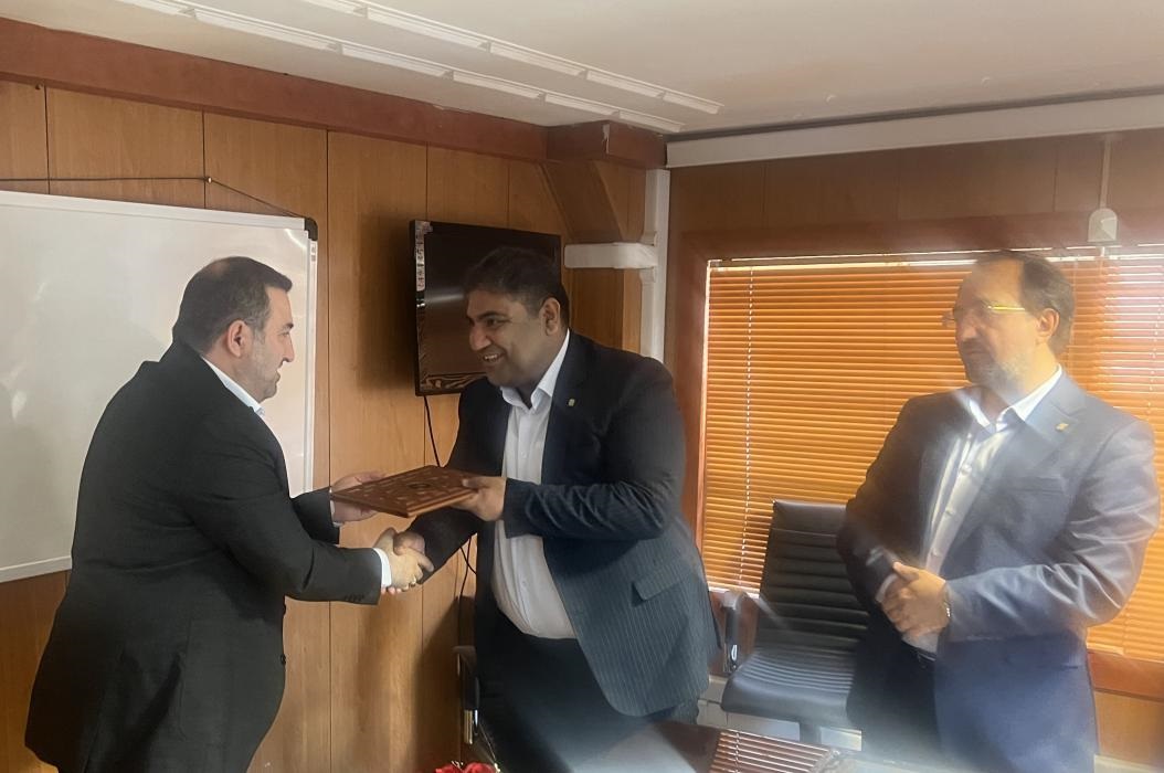 بانك صنعت و معدن در مسیر رونق تولید و توسعه اشتغال یزد/ معارفه سرپرست جدید این بانك در استان بانك صنعت و معدن در مسیر رونق تولید و توسعه اشتغال یزد/ معارفه سرپرست جدید این بانك در استان