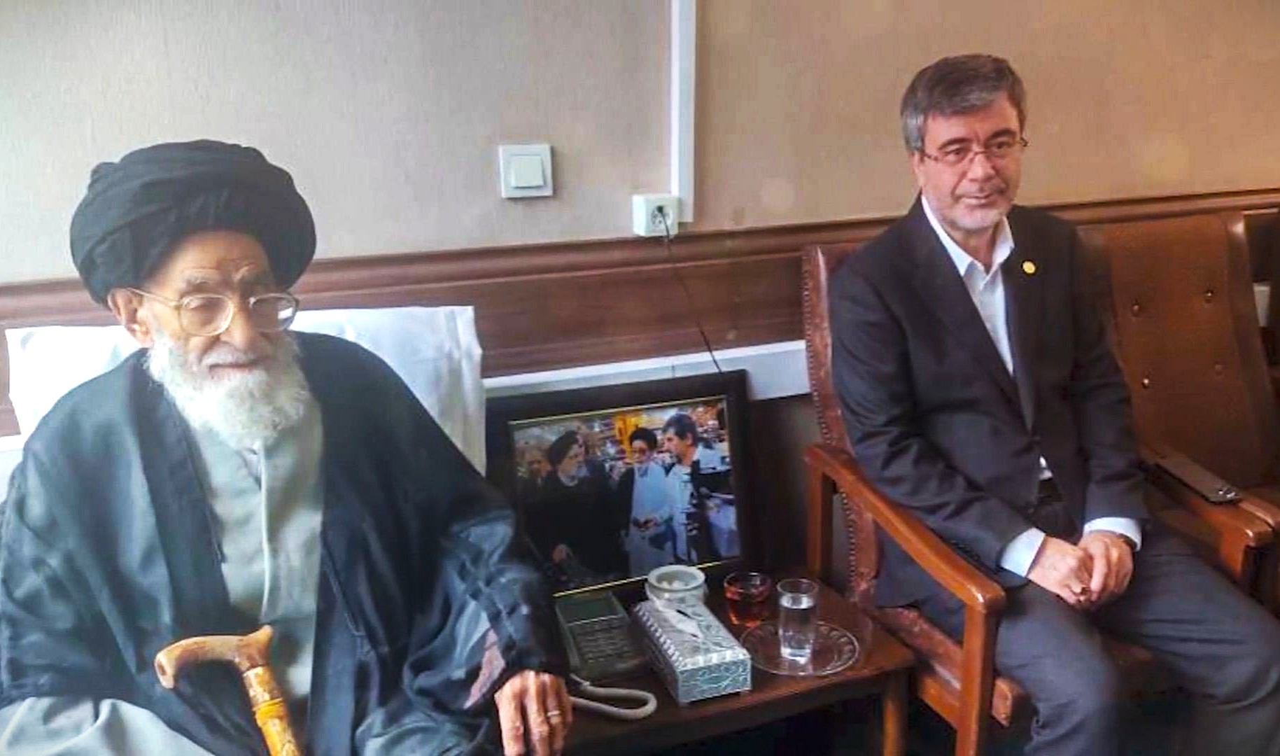 دیدار مدیرعامل بیمه ایران با خانواده شهید آل هاشم دیدار مدیرعامل بیمه ایران با خانواده شهید آل هاشم