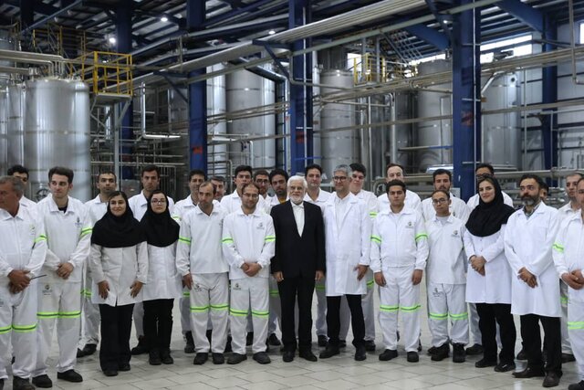 عارف:دولت وفاق ملی اجازه نمیدهد موانعی بر سر راه تولید کنندگان ایجاد شود عارف:دولت وفاق ملی اجازه نمیدهد موانعی بر سر راه تولید کنندگان ایجاد شود