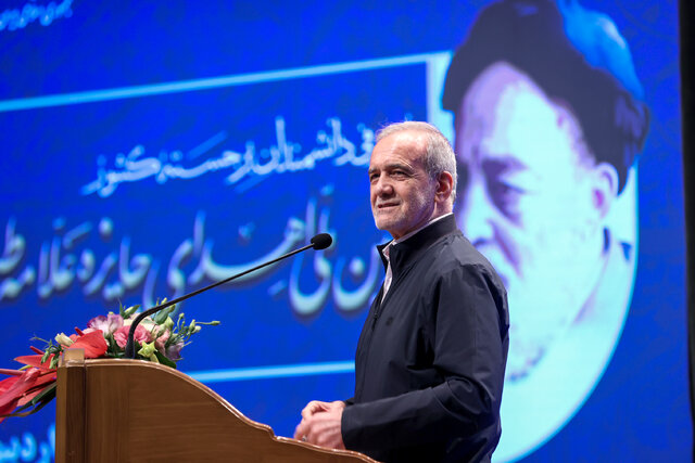 پزشکیان: از همه شما دانشمندان می‌خواهم که صادقانه برای کمک به حل مشکلات پا در میدان عمل بگذارید