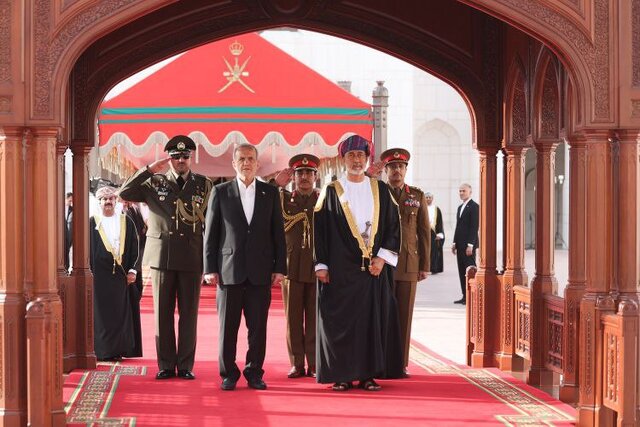 استقبال رسمی سلطان عمان از پزشکیان در مسقط استقبال رسمی سلطان عمان از پزشکیان در مسقط