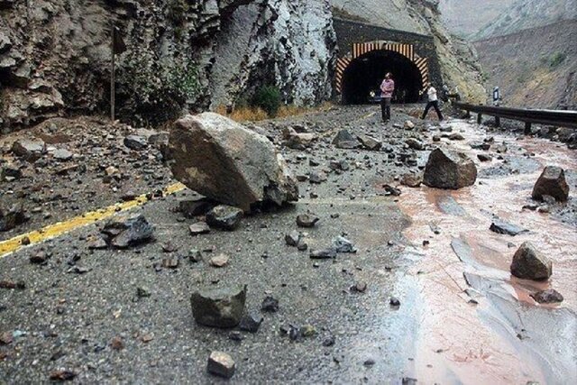 انسداد موقت جاده چالوس در محور جنوب به شمال به دلیل ریزش سنگ انسداد موقت جاده چالوس در محور جنوب به شمال به دلیل ریزش سنگ