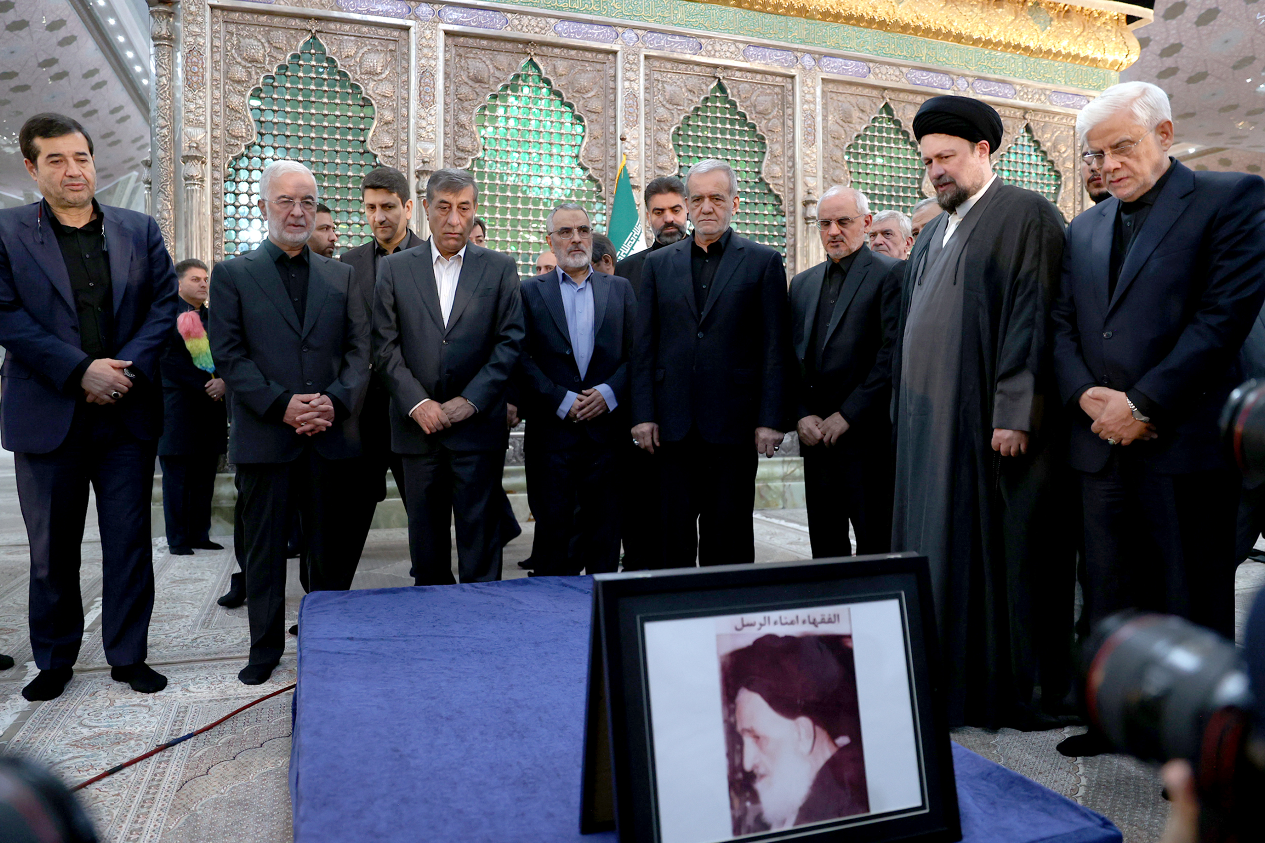 تجدید میثاق اعضای هیئت دولت با آرمانهای امام خمینی (ره) در هفته دولت تجدید میثاق اعضای هیئت دولت با آرمانهای امام خمینی (ره) در هفته دولت