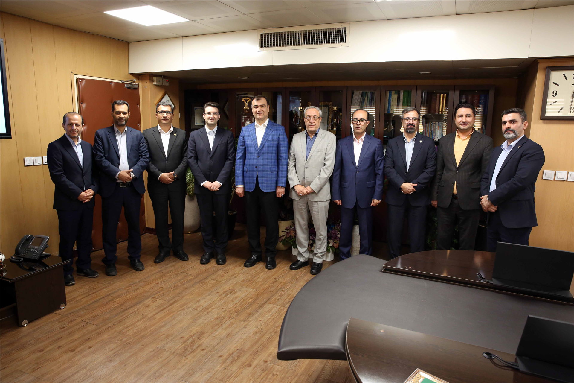 تقدیر مدیرعامل بیمه البرز از مدیران برجسته در حادثه بندر شهید رجایی تقدیر مدیرعامل بیمه البرز از مدیران برجسته در حادثه بندر شهید رجایی