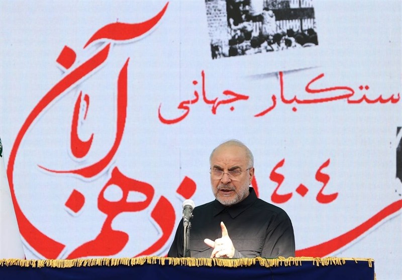 قالیباف در راهپیمایی ۱۳ آبان: ملت هرگز سلطه را نمی‌پذیریم؛ مبارزه با استکبار جاری است