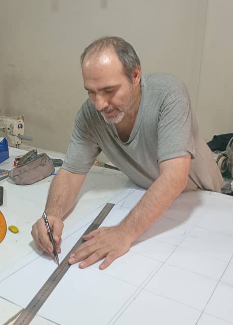 حسین اخلاقی:بچه که بودم از شلوار کهنه پدرم برای برادرام شلوار می دوختم