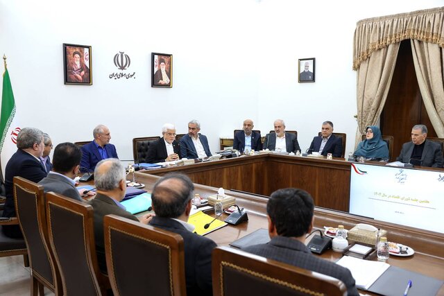 عارف: بخش دولتی و خصوصی برای افزایش تولید برق تجدیدپذیر آماده‌اند؛ طرح جامع برای جلوگیری از کسری تابستان آینده ضروری است