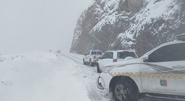 محدودیت‌های ترافیکی کرج–چالوس و هراز به دلیل بارش برف و لغزندگی جاده‌ها
