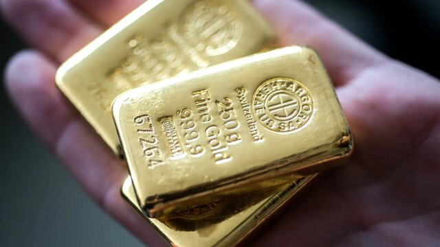 قیمت طلا در بازار جهانی کاهش یافت اما افزایش هفتگی ۰.۴ درصدی را ثبت کرد