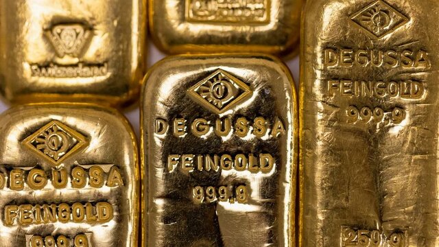 طلا برای نخستین بار از مرز ۵۲۰۰ دلار عبور کرد؛ کاهش ارزش دلار محرک اصلی صعود