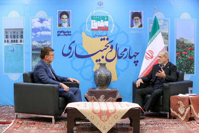 حضور مردم کلید حل مشکلات کشور