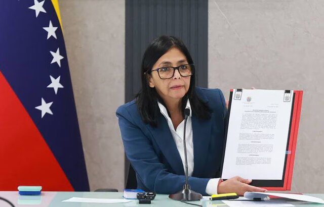 بر اساس قانون اساسی ریاست موقت دولت ونزوئلا بر عهده من است