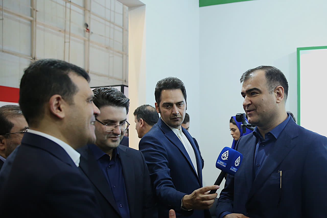 بازدید معاون علمی و فناوری رئیس جمهور از غرفه بیمه البرز در نمایشگاه پتروشیمی