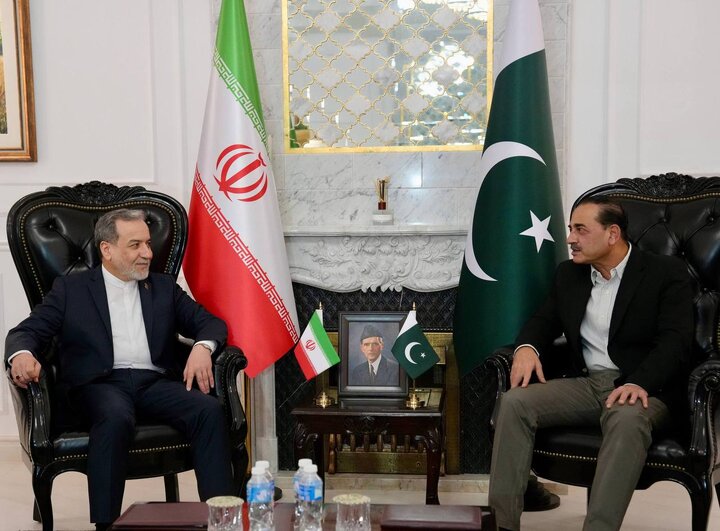 دیدار عراقچی با فرمانده ارتش پاکستان در اسلام‌آباد