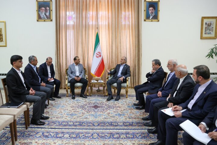 پزشکیان: تجربه مذاکره با آمریکا ایجاب می‌کند نهایت دقت را به عمل آوریم / مسلمانان یک پیکر واحد هستند