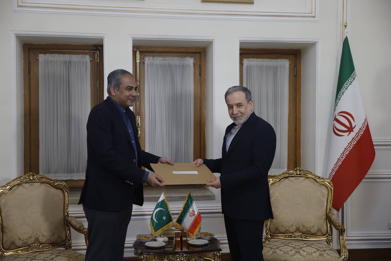 وزیر کشور پاکستان پیام نخست‌وزیر به رهبری را تحویل داد