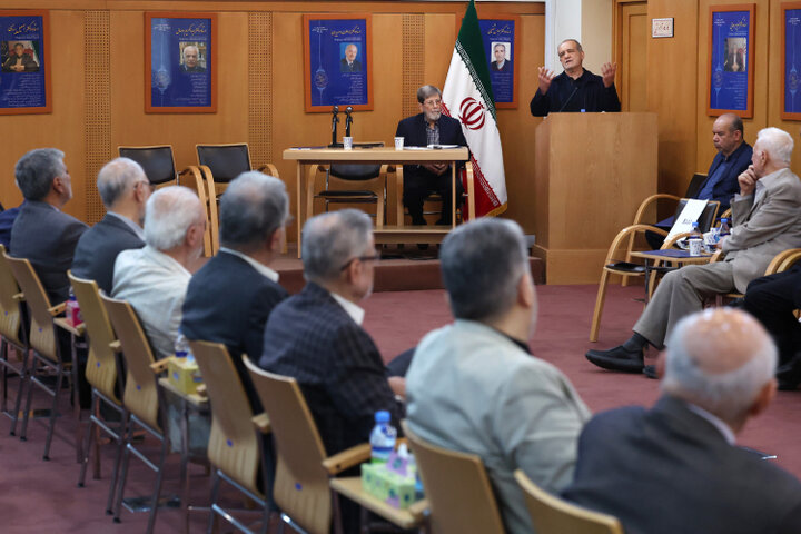 نگاه محدودکننده، فرصت خدمت را از شایستگان نگیرد