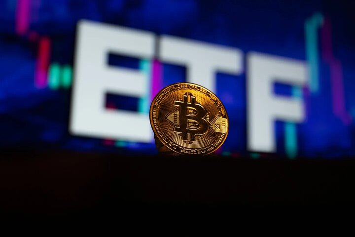 سقوط بیت‌کوین به زیر ۵۹ هزار دلار؛ خروج سرمایه از صندوق‌های ETF ادامه دارد