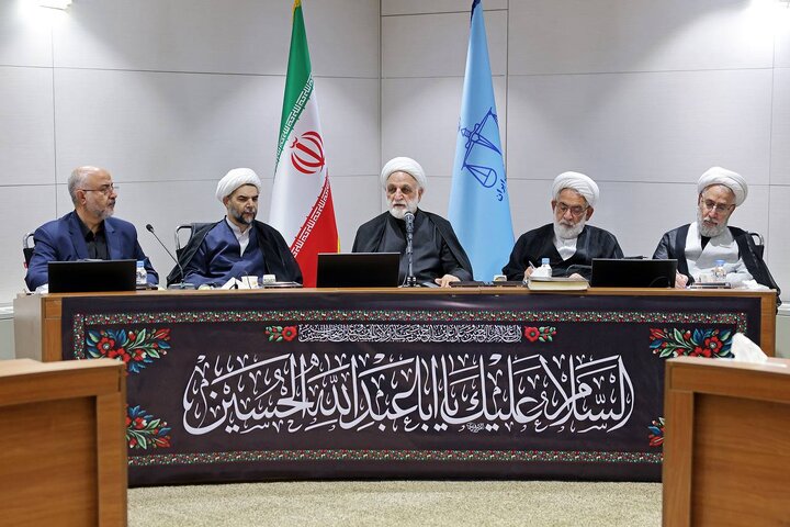 نظارت‌ها باید چنان عمیق باشد که امکان حرکت به سمت فساد وجود نداشته باشد