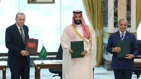 نخست‌وزیر پاکستان بر نقش سازنده در توافق مکه تأکید کرد/ واکنش دیرهنگام ترامپ به پیمان دفاعی سه‌کشور