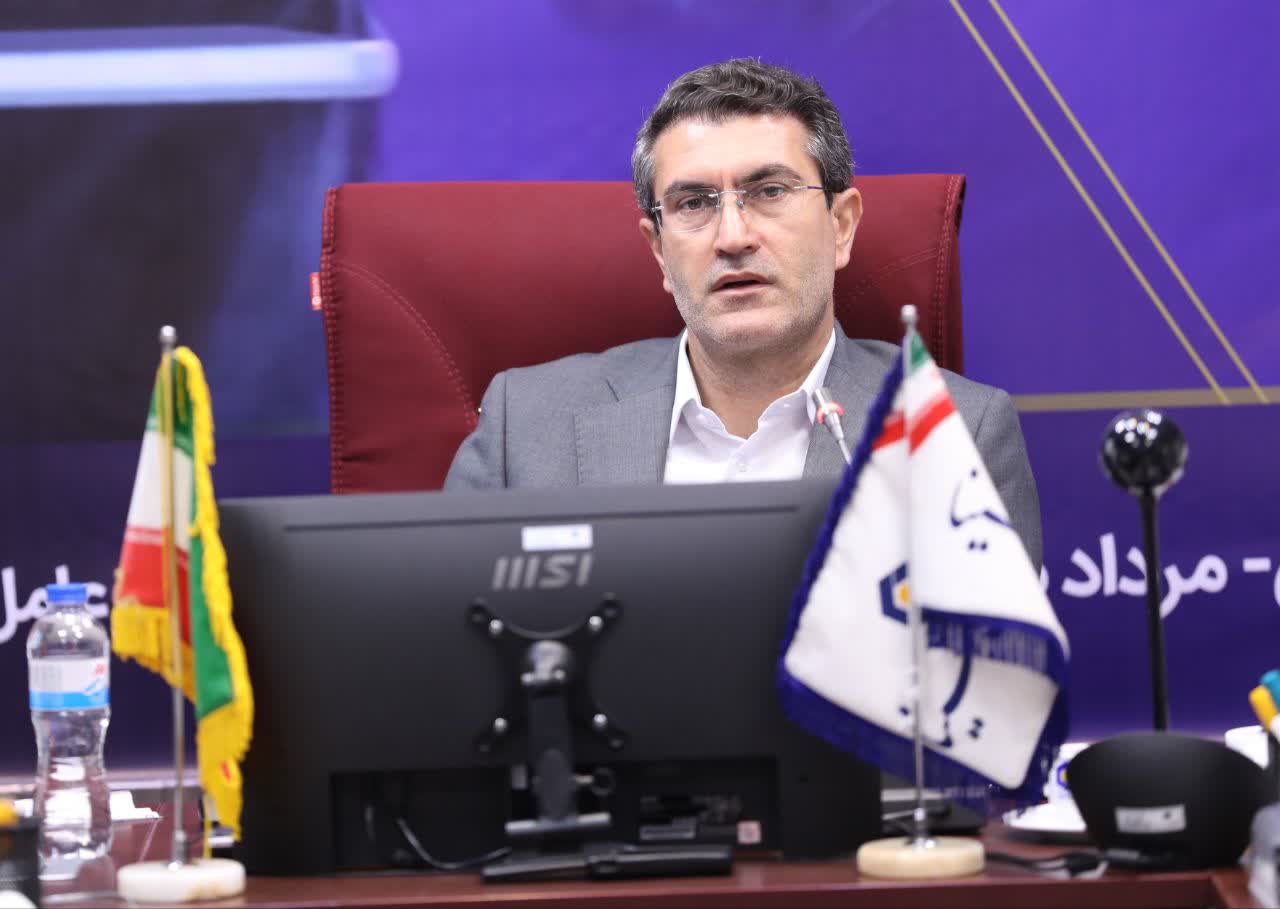 موبایل بانک اینترنت بانک EN  پورتال اینترنتی بانک سینا اخباراخبار جستجو  شنبه, ۱۰ مرداد ۱۴۰۵  ۱۶:۵۸  ۱۹۴ طبقه بندی: اخبار تحقق اهداف در کنار حفظ کیفیت خدمات، نشان دهنده اجرای مطلوب برنامه‌ها در بانک سینا است دکتر ابدالی در چهارمین وبینار با مدیریت‌های مناطق اعلام کرد: تحقق اهداف در کنار حفظ کیفیت خدمات، نشان دهنده اجرای مطلوب برنامه‌ها در بانک سینا است مدیرعامل بانک سینا با ارائه گزارشی از بهبود شاخص‌های کلیدی عملکرد، کاهش چشمگیر مطالبات غیرجاری و پیشرفت مطلوب برنامه‌های راهبردی این بانک، بر لزوم تحقق کامل اهداف تعیین‌شده تاکید کرد.  به گزارش روابط‌عمومی بانک سینا، دکتر علی ابدالی در چهارمین وبینار سراسری با مدیران مناطق سراسر کشور، ضمن قدردانی از همکاران به ‌دلیل برگزاری موفق و به‌موقع مجمع عمومی بانک، این دستاورد را نشان‌دهنده عملکرد مطلوب بانک می‌باشد.  وی با استناد به آمار عملکرد بانک سینا تا پایان تیرماه، از رشد ۶۳ درصدی کل منابع بانک نسبت به مدت مشابه سال قبل خبر داد و خاطرنشان کرد: تحقق درصد بالایی از اهداف حوزه تجهیز در کنار حفظ کیفیت منابع، نشان‌دهنده روند شایسته اجرای برنامه‌ها در بانک سینا است.  دکتر ابدالی با بیان آنکه عملکردها در حوزه جذب منابع، فراتر از انتظار بوده است، تاکید کرد: تجهیز منابع، مهم‌ترین اولویت بانک سینا است و سایر برنامه‌ها در راستای پشتیبانی از این هدف کلیدی دنبال می‌شود. اجرای این سیاست در بانک سینا نتایج بسیار خوبی به همراه داشته به طوری که در دو سال اخیر جهش مناسبی در حوزه جذب منابع رقم خورده است.  دکتر ابدالی با اعلام کاهش نسبت مطالبات غیرجاری به کمتر از ۴ درصد در بانک سینا، این شاخص را یکی از مهم‌ترین معیارهای سلامت مالی بانک برشمرد و تصریح کرد: این موفقیت حاکی از تدوین سیاست‌های درست در حوزه اعتباری است که به واسطه آن، با تخصیص منابع به واحدهای مولد و رعایت بهداشت اعتباری، زمینه پیشگیری از انباشت مطالبات فراهم شده است.  وی در ادامه بر پیگیری مستمر وصول مطالبات تاکید کرد و در خصوص ضوابط «ذی‌نفع واحد» و کنترل ترازنامه گفت: اگرچه اجرای این مقررات در کوتاه‌مدت محدودیت‌هایی را برای بانک‌ها ایجاد می‌کند، اما در بلندمدت، مدیریت ریسک را تقویت و سلامت نظام بانکی را ارتقا خواهد داد.  در ادامه وبینار، چنگیز مروج، قائم مقام مدیرعامل و عضو هیئت‌مدیره بانک سینا، رشد پایدار بانک را مرهون کیفیت منابع دانست و از شعب خواست تا تمرکز خود را بر جذب منابع ارزان‌قیمت معطوف کنند تا ضمن افزایش سودآوری، زمینه برای بهبود عملکرد در نیمه دوم سال هموار شود.  وی وصول مطالبات را یکی از اولویت‌های حیاتی بانک خواند و بر تسریع این فرآیند توسط روسای شعب و مدیران مناطق تأکید کرد.  در خاتمه این وبینار، مدیران مناطق به طرح مسائل، چالش‌ها و پیشنهادات خود پرداختند و مدیرعامل، معاونان و مدیران ستادی بانک نیز با بررسی دقیق موارد مطرح‌شده، راهکارهای عملیاتی برای رفع موانع و ارتقای عملکرد مناطق را ارائه کردند.