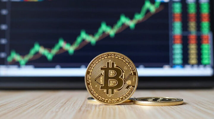 بیت‌کوین در آستانه شکستن مرز ۹۰ هزار دلار